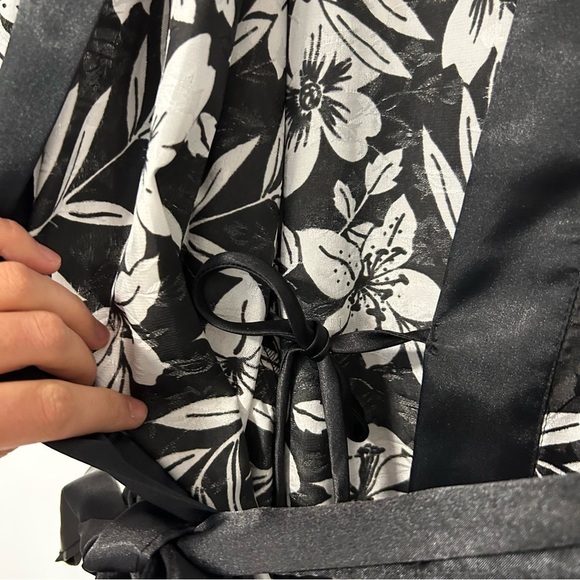 Vanity Fair Black and White Floral Robe - Picture 6 of 8